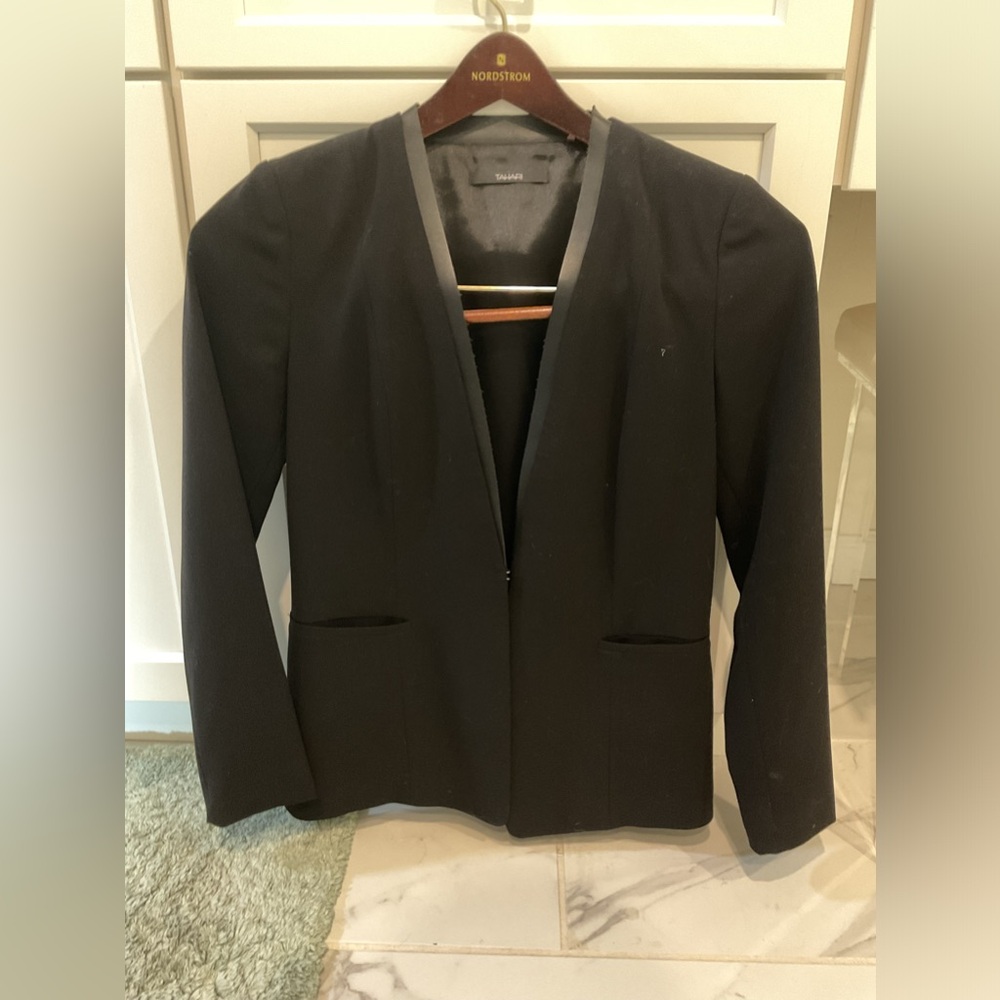 TAHARI. Black blazer, Size small